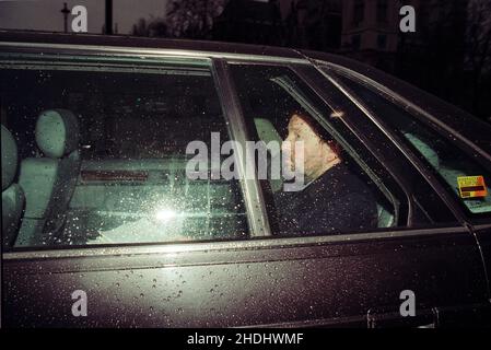 David Blunkett, secrétaire à l'éducation du gouvernement Blair, arrive aux chambres du Parlement dans sa voiture ministérielle en 1998. Banque D'Images