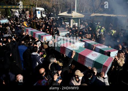 Téhéran, Iran.06th janvier 2022.Des gens portent des coffres à couvert de martyrs inconnus à Téhéran, en Iran, le 6 janvier 2022, qui ont été tués pendant la guerre Iran-Irak de 1980-88 et dont les restes ont été récemment récupérés sur les champs de bataille.(Photo de Sobhan Farajvan/Pacific Press/Sipa USA) crédit: SIPA USA/Alay Live News Banque D'Images