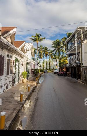 LAS TERRENAS, RÉPUBLIQUE DOMINICAINE - 3 DÉCEMBRE 2018: Vue sur une rue de Las Terrenas, République Dominicaine Banque D'Images