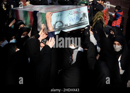 Téhéran, Iran.06th janvier 2022.Des gens portent des coffres à couvert de martyrs inconnus à Téhéran, en Iran, le 6 janvier 2022, qui ont été tués pendant la guerre Iran-Irak de 1980-88 et dont les restes ont été récemment récupérés sur les champs de bataille.(Photo de Sobhan Farajvan/Pacific Press/Sipa USA) crédit: SIPA USA/Alay Live News Banque D'Images