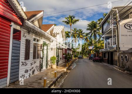 LAS TERRENAS, RÉPUBLIQUE DOMINICAINE - 3 DÉCEMBRE 2018: Vue sur une rue de Las Terrenas, République Dominicaine Banque D'Images