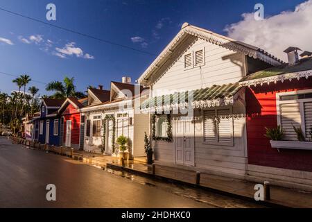 Maisons colorées à Las Terrenas, République dominicaine Banque D'Images