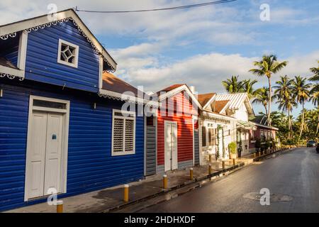 Maisons colorées à Las Terrenas, République dominicaine Banque D'Images