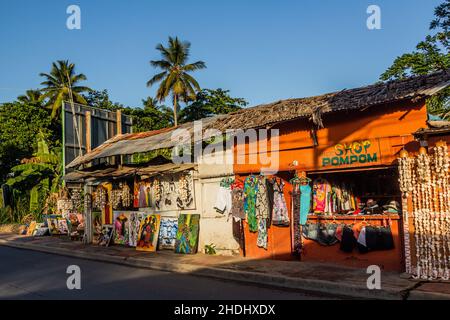 LAS TERRENAS, RÉPUBLIQUE DOMINICAINE - 3 DÉCEMBRE 2018 : boutiques de souvenirs à Las Terrenas, République Dominicaine Banque D'Images