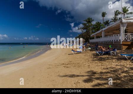 LAS TERRENAS, RÉPUBLIQUE DOMINICAINE - 4 DÉCEMBRE 2018: Plage El Portillo à Las Terrenas, République Dominicaine Banque D'Images