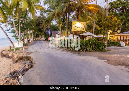 LAS TERRENAS, RÉPUBLIQUE DOMINICAINE - 4 DÉCEMBRE 2018 : route côtière à Las Terrenas, République Dominicaine Banque D'Images