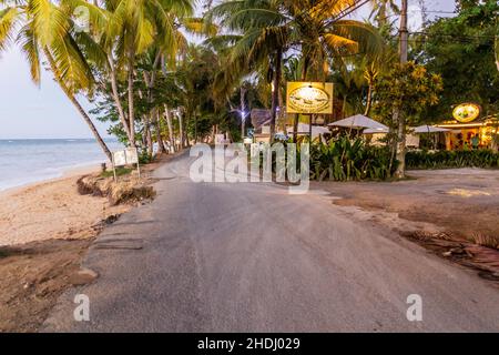 LAS TERRENAS, RÉPUBLIQUE DOMINICAINE - 4 DÉCEMBRE 2018 : route côtière à Las Terrenas, République Dominicaine Banque D'Images