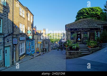 Royaume-Uni, West Yorkshire, Haworth, magasins de la rue principale Banque D'Images