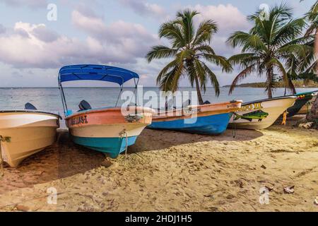 LAS GALERAS, RÉPUBLIQUE DOMINICAINE - 5 DÉCEMBRE 2018: Bateaux sur une plage à Las Galeras, République Dominicaine Banque D'Images