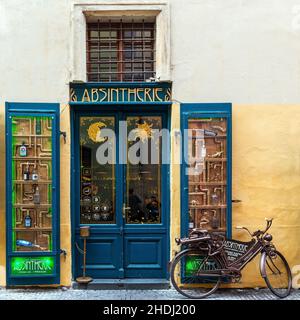 Façade d'un magasin d'absinthe avec un vélo garés dans le centre historique de Prague, République tchèque. Banque D'Images