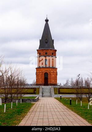 Mémorial de la Seconde Guerre mondiale de Buynichskoe Field.Mogilev, Bélarus - 28 novembre 2021 : église rouge brique. Banque D'Images