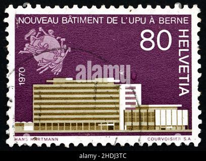 SUISSE - VERS 1970 : un timbre imprimé en Suisse montre le bâtiment du nouveau siège de l'UPU à Berne, vers 1970 Banque D'Images