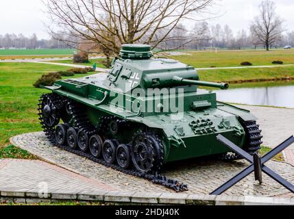 Mémorial de la Seconde Guerre mondiale de Buynichskoe Field.Mogilev, Bélarus - 28 novembre 2021: Réservoir moyen vert allemand PzKpfw III - Ausf.G sur un piédestal. Banque D'Images