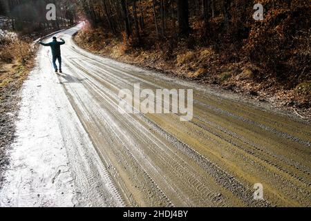 Un vieux solitaire marche le long d'une route de terre rurale dans l'est de Montpelier, VT, Nouvelle-Angleterre, Etats-Unis. Banque D'Images