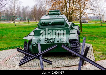 Mémorial de la Seconde Guerre mondiale de Buynichskoe Field.Mogilev, Bélarus - 28 novembre 2021: Réservoir moyen vert allemand PzKpfw III - Ausf.G sur un piédestal. Banque D'Images