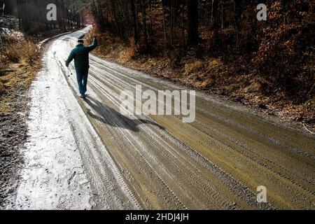 Un vieux solitaire marche le long d'une route de terre rurale dans l'est de Montpelier, VT, Nouvelle-Angleterre, Etats-Unis. Banque D'Images