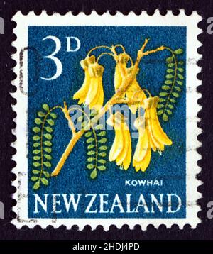 NOUVELLE-ZÉLANDE - VERS 1961 : un timbre imprimé en Nouvelle-Zélande montre Kowhai Flower, Sophora, Legume Tree, vers 1961 Banque D'Images