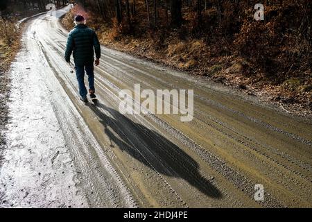 Un vieux solitaire marche le long d'une route de terre rurale dans l'est de Montpelier, VT, Nouvelle-Angleterre, Etats-Unis. Banque D'Images