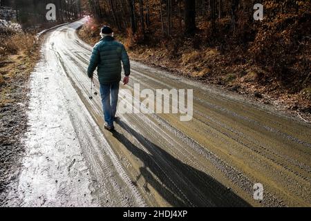 Un vieux solitaire marche le long d'une route de terre rurale dans l'est de Montpelier, VT, Nouvelle-Angleterre, Etats-Unis. Banque D'Images