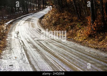 Un vieil homme solitaire marche le long d'une route de terre rurale à l'est de Montpelier, aux États-Unis. Banque D'Images