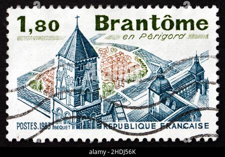 VERS 1983 : un timbre imprimé en France montre l'abbaye de Brantôme, Dordogne, monastère bénédictin, vers 1983 Banque D'Images
