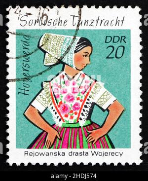 Rda - circa 1971 : timbre imprimé en RDA, costume de danse sorabe montre Hoyerswerda, vers 1971 Banque D'Images