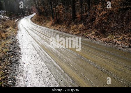 Une route humide en terre dans l'est de Montpelier, Vermont, serpente à travers les collines au soleil.Le Vermont a des milliers de kilomètres de routes de terre. Banque D'Images