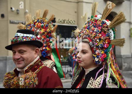 Lviv, Ukraine.06th janvier 2022.Les Ukrainiens vus avec des chapeaux décorés lors d'un défilé.les croyants ukrainiens célèbrent le jour de Noël orthodoxe selon l'ancien calendrier Julien le 07 janvier.Crédit : SOPA Images Limited/Alamy Live News Banque D'Images