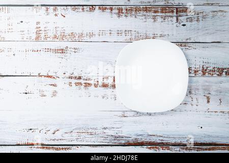 Vue de dessus du bol en céramique blanc sur fond blanc.Concept minimaliste Banque D'Images
