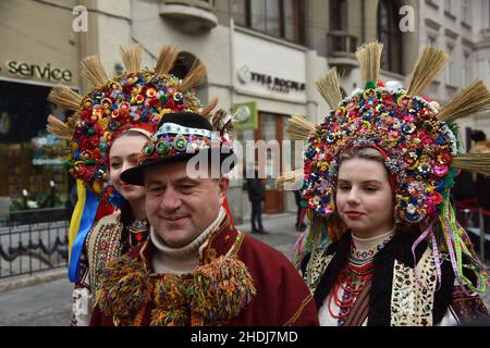 Lviv, Ukraine.06th janvier 2022.Les Ukrainiens vus avec des chapeaux décorés lors d'un défilé.les croyants ukrainiens célèbrent le jour de Noël orthodoxe selon l'ancien calendrier Julien le 07 janvier.(Photo de Pavlo Palamarchuk/SOPA Images/Sipa USA) crédit: SIPA USA/Alay Live News Banque D'Images