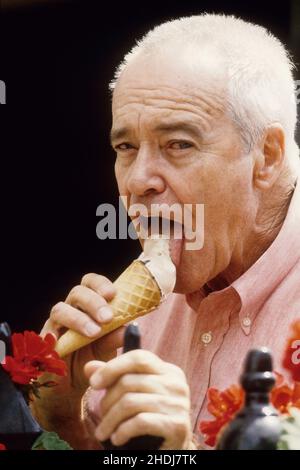 L'acteur américain Jack Lemmon léchant une glace à Londres 1989 Banque D'Images