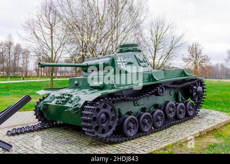 Mémorial de la Seconde Guerre mondiale de Buynichskoe Field.Mogilev, Bélarus - 28 novembre 2021: Réservoir moyen vert allemand PzKpfw III - Ausf.G sur un piédestal. Banque D'Images