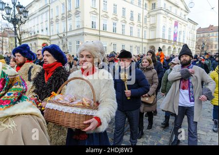 Lviv, Ukraine.06th janvier 2022.Les Ukrainiens marchent comme ils chantent des chants de Noël tout en portant des gerbes de blé dans leurs mains lors d'un défilé à Lviv.Les croyants ukrainiens célèbrent le jour de Noël orthodoxe selon l'ancien calendrier Julien le 07 janvier.Crédit : SOPA Images Limited/Alamy Live News Banque D'Images