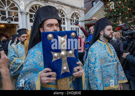 6 janvier 2022: Istanbul, Turquie: Le Patriarche œcuménique orthodoxe grec de Constantinople, Bartholomée I, procède au défilé sur les rives de la Corne d'Or pour la cérémonie de lancement de la croix dans la mer dans le cadre des célébrations du jour de l'Epiphanie à l'Eglise du Patriarcat orthodoxe Fener.Epiphanie, également connue sous le nom de Théophanie à l'est, est un jour de fête chrétienne qui célèbre la révélation de Dieu incarné comme Jésus-Christ.(Image de crédit : © Tolga Ildun/ZUMA Press Wire) Banque D'Images