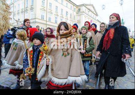 Lviv, Ukraine.06th janvier 2022.Les Ukrainiens marchent comme ils chantent des chants de Noël tout en portant des gerbes de blé dans leurs mains lors d'un défilé à Lviv.Les croyants ukrainiens célèbrent le jour de Noël orthodoxe selon l'ancien calendrier Julien le 07 janvier.Crédit : SOPA Images Limited/Alamy Live News Banque D'Images