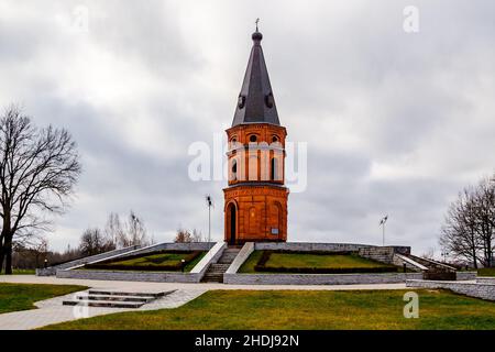 Mémorial de la Seconde Guerre mondiale de Buynichskoe Field.Mogilev, Bélarus - 28 novembre 2021 : église rouge brique. Banque D'Images