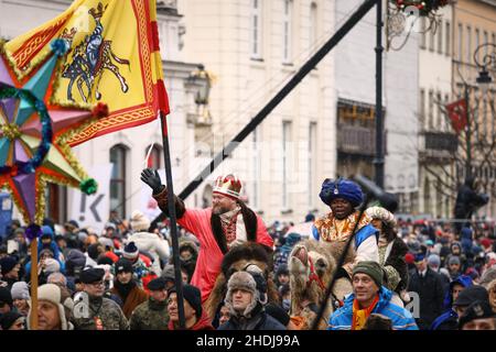 Les foules sont vues comme les rois mythiques monter sur des chameaux lors des célébrations des trois rois à Varsovie, en Pologne, le 06 janvier 2022.La célébration de Thr Banque D'Images