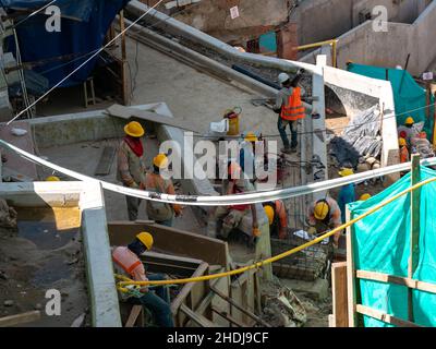 Medellin, Antioquia, Colombie - septembre 9 2021 : travailleurs portant des casques et travaillant sur un projet de construction près de Comuna 13, Urbe artistique touristique Banque D'Images