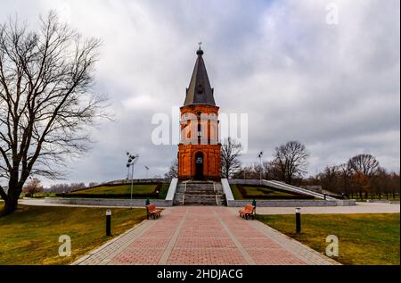 Mémorial de la Seconde Guerre mondiale de Buynichskoe Field.Mogilev, Bélarus - 28 novembre 2021 : église rouge brique. Banque D'Images