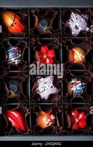 Un ensemble de chocolats artisanaux colorés exclusifs dans un forfait. Banque D'Images