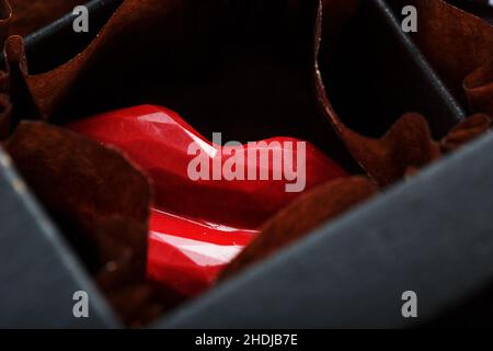 Délicieux bonbon au chocolat fait main en forme de lèvres rouges gros plan chocolat fait main de luxe Banque D'Images