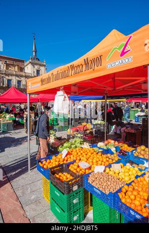 Leon, Espagne, 3 février 2019.Vue sur le marché traditionnel des fruits et légumes de la place principale de Leon. Banque D'Images