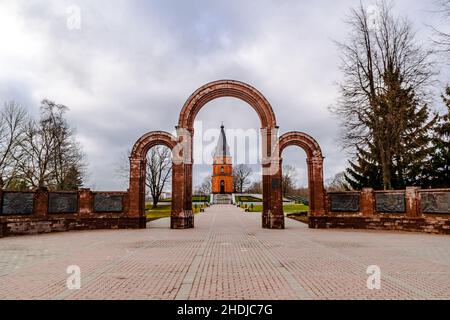 Mémorial de la Seconde Guerre mondiale de Buynichskoe Field.Mogilev, Bélarus - 28 novembre 2021 : portes du complexe commémoratif et église rouge brique. Banque D'Images