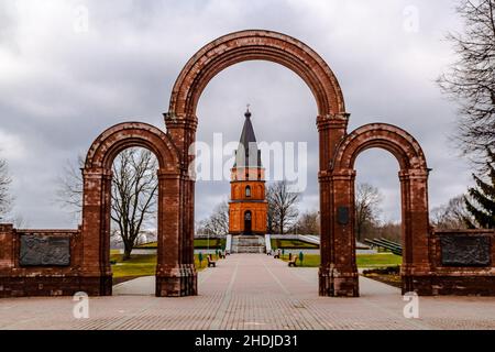 Mémorial de la Seconde Guerre mondiale de Buynichskoe Field.Mogilev, Bélarus - 28 novembre 2021 : portes du complexe commémoratif et église rouge brique. Banque D'Images