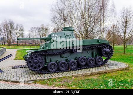 Mémorial de la Seconde Guerre mondiale de Buynichskoe Field.Mogilev, Bélarus - 28 novembre 2021: Réservoir moyen vert allemand PzKpfw III - Ausf.G sur un piédestal. Banque D'Images