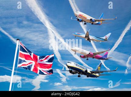 Jet2, TUI, Wizzair et Ryanair avions, avions, avions contre ciel avec des avions contrent avec le drapeau britannique.Industrie aérienne, tourisme, Covid récupération Banque D'Images