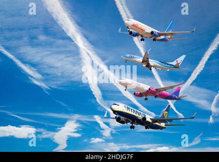 Avions Jet 2, Tui, Ryanair et Wizzair, avions contre ciel bleu.Industrie de l'aviation, réchauffement de la planète, changement climatique, hausse des cours des actions.. Concept Banque D'Images