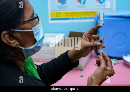 Kolkata, Inde.06th janvier 2022.Un agent de santé prépare une dose de vaccin Covishield à l'hôpital rural de Madhyamgram, à Kolkata.l'Inde fait face à une augmentation massive des cas de Covid-19, a rapporté plus de 90000 cas et 325 décès au cours des dernières 24 heures, enregistrant une forte augmentation de plus de 56% selon les médias indiens.Govt of India a accéléré le processus de vaccination ainsi que les tests de RT-PCR pour contrôler la propagation du virus.Crédit : SOPA Images Limited/Alamy Live News Banque D'Images