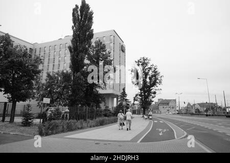 Personnes marchant sur un trottoir menant au bâtiment de l'hôtel Mercure. Banque D'Images