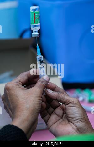 Kolkata, Inde.06th janvier 2022.Un agent de santé prépare une dose de vaccin Covishield à l'hôpital rural de Madhyamgram, à Kolkata.l'Inde fait face à une augmentation massive des cas de Covid-19, a rapporté plus de 90000 cas et 325 décès au cours des dernières 24 heures, enregistrant une forte augmentation de plus de 56% selon les médias indiens.Govt of India a accéléré le processus de vaccination ainsi que les tests de RT-PCR pour contrôler la propagation du virus.Crédit : SOPA Images Limited/Alamy Live News Banque D'Images